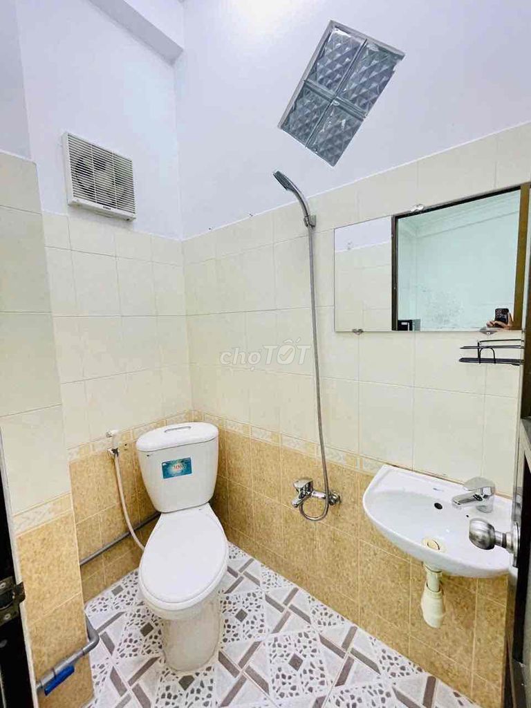 The studio apartment full of Cách Mạng Tháng 8 balcony furniture in the 10th district