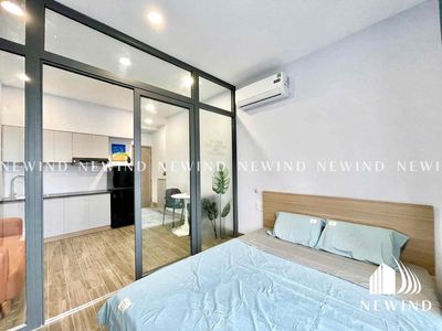 Rent the apartment one bedroom/studio full of balconies in the center of the 7th.