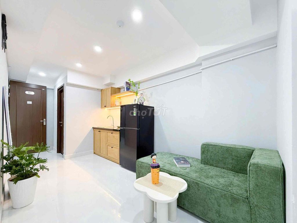 Two bedrooms. A clear-air living room. Open-air window, elevator, security.