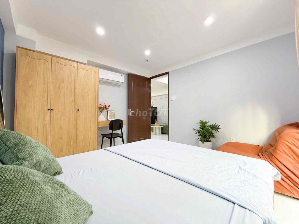 Two bedrooms. A clear-air living room. Open-air window, elevator, security.