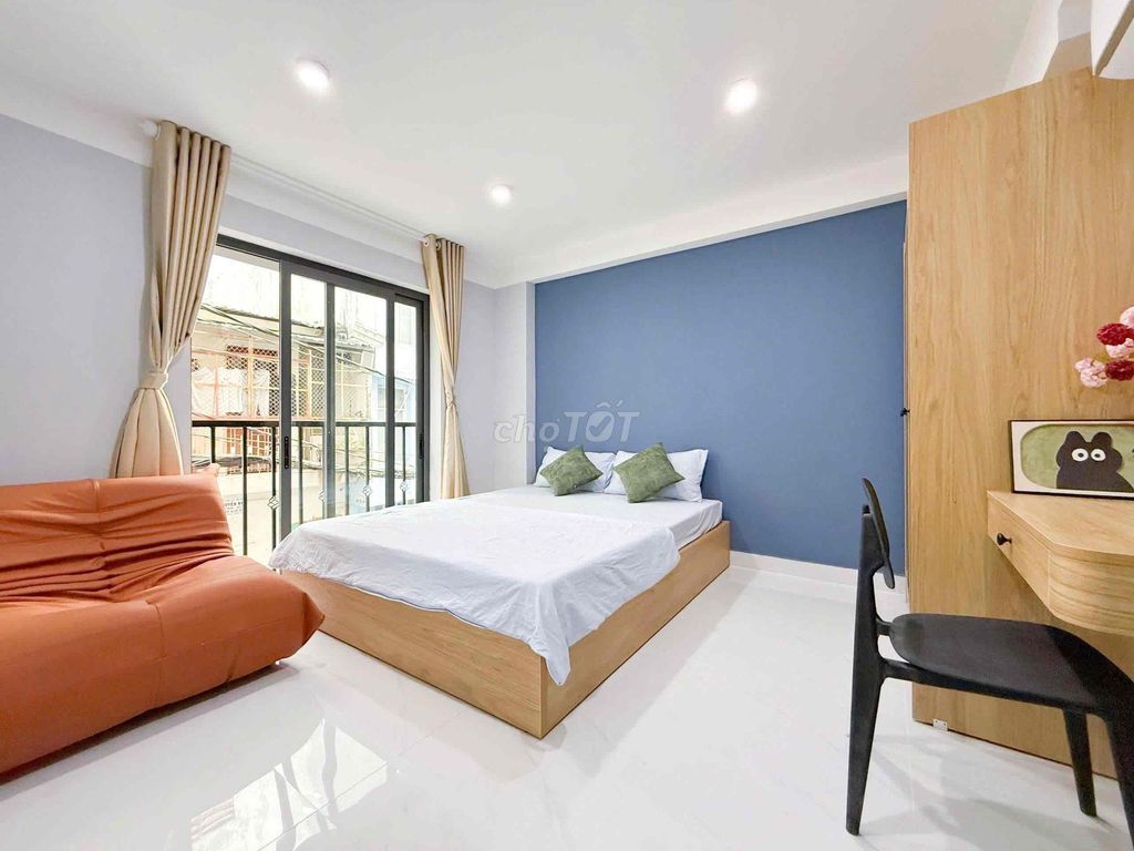 Two bedrooms. A clear-air living room. Open-air window, elevator, security.