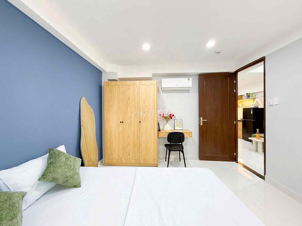 Two bedrooms. A clear-air living room. Open-air window, elevator, security.