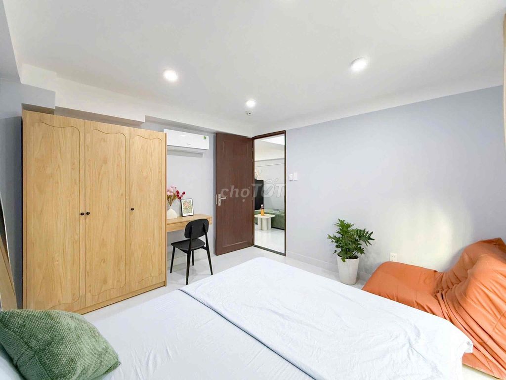 Two bedrooms. A clear-air living room. Open-air window, elevator, security.