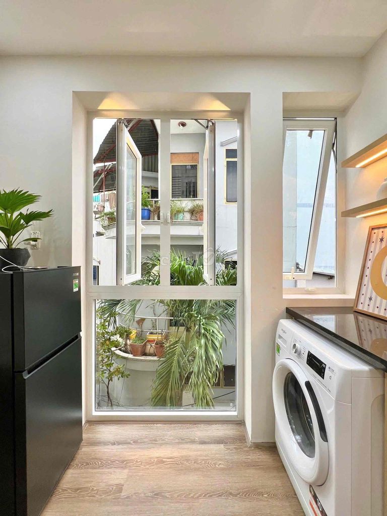The owner of the studio has windows, private washing machines, like photos.