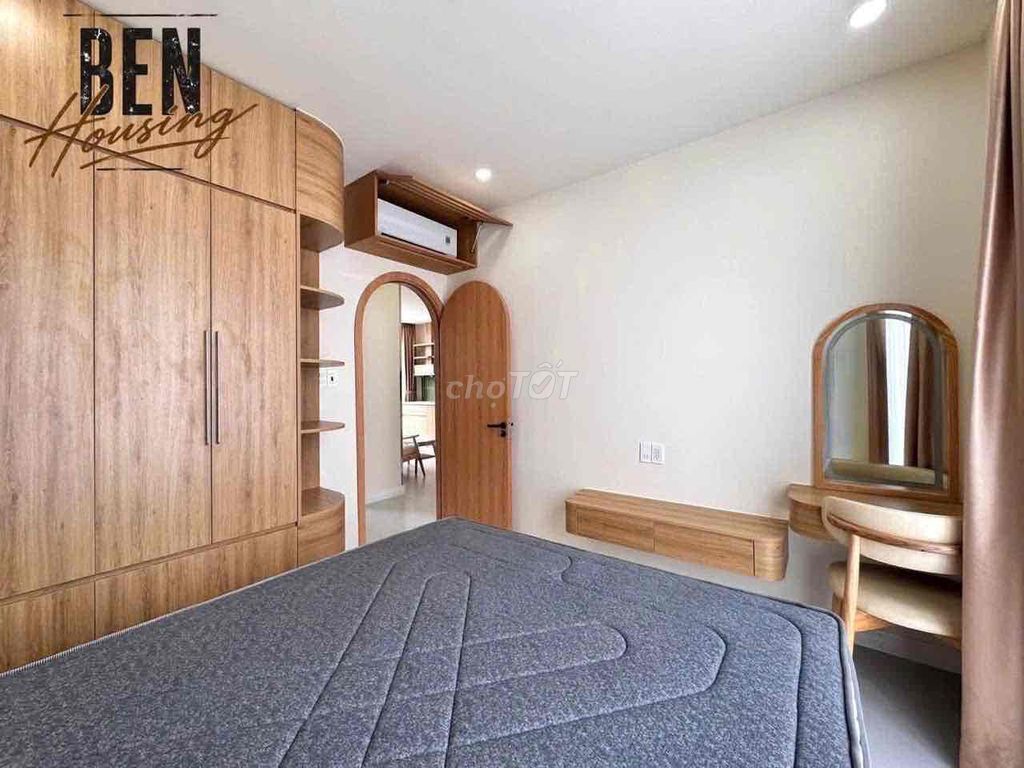 Open the apartment. A full bedroom with a flag on the Third Districtau.