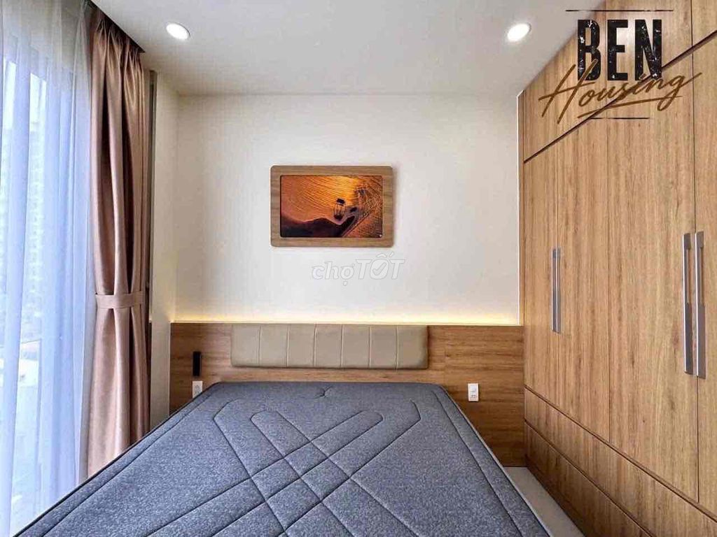Open the apartment. A full bedroom with a flag on the Third Districtau.