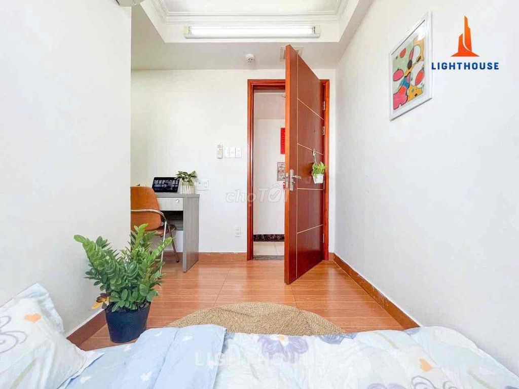 It's the owner of the studio's quick rent as the hvhk photo.