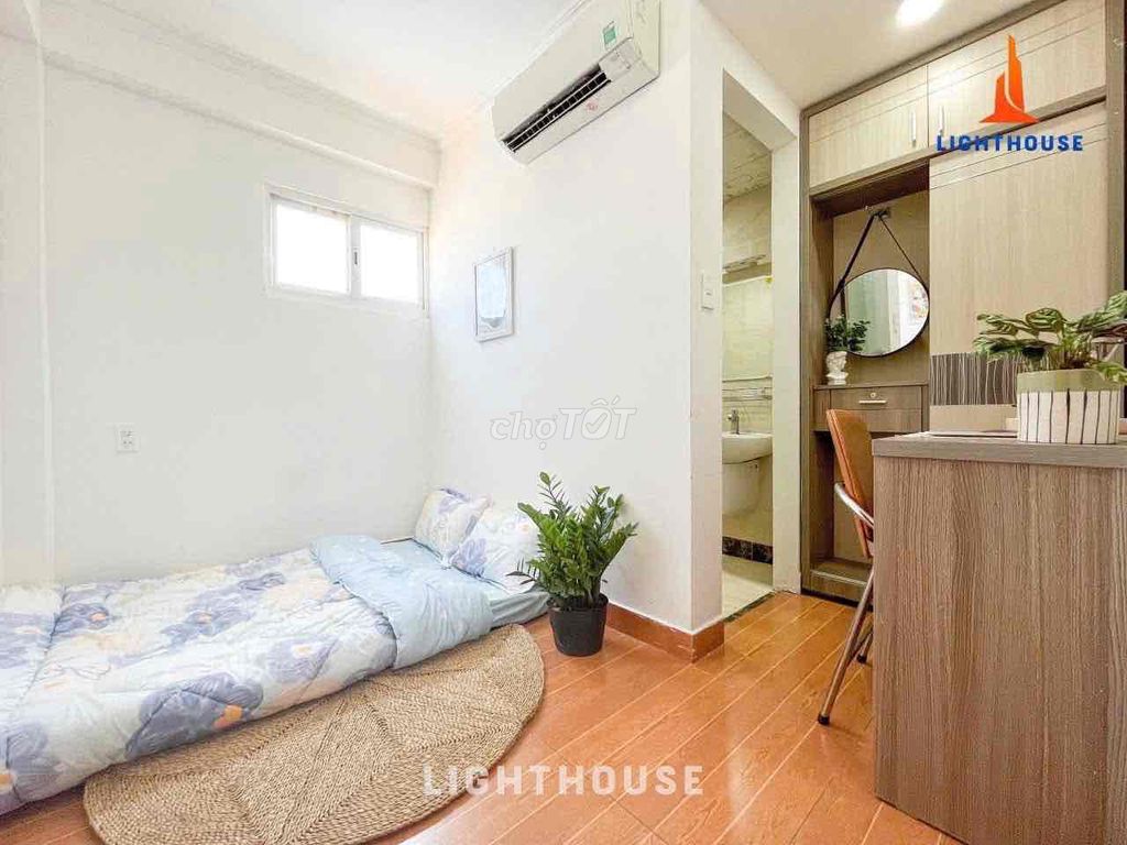 It's the owner of the studio's quick rent as the hvhk photo.
