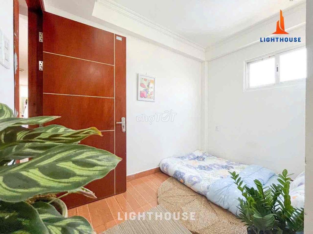 It's the owner of the studio's quick rent as the hvhk photo.