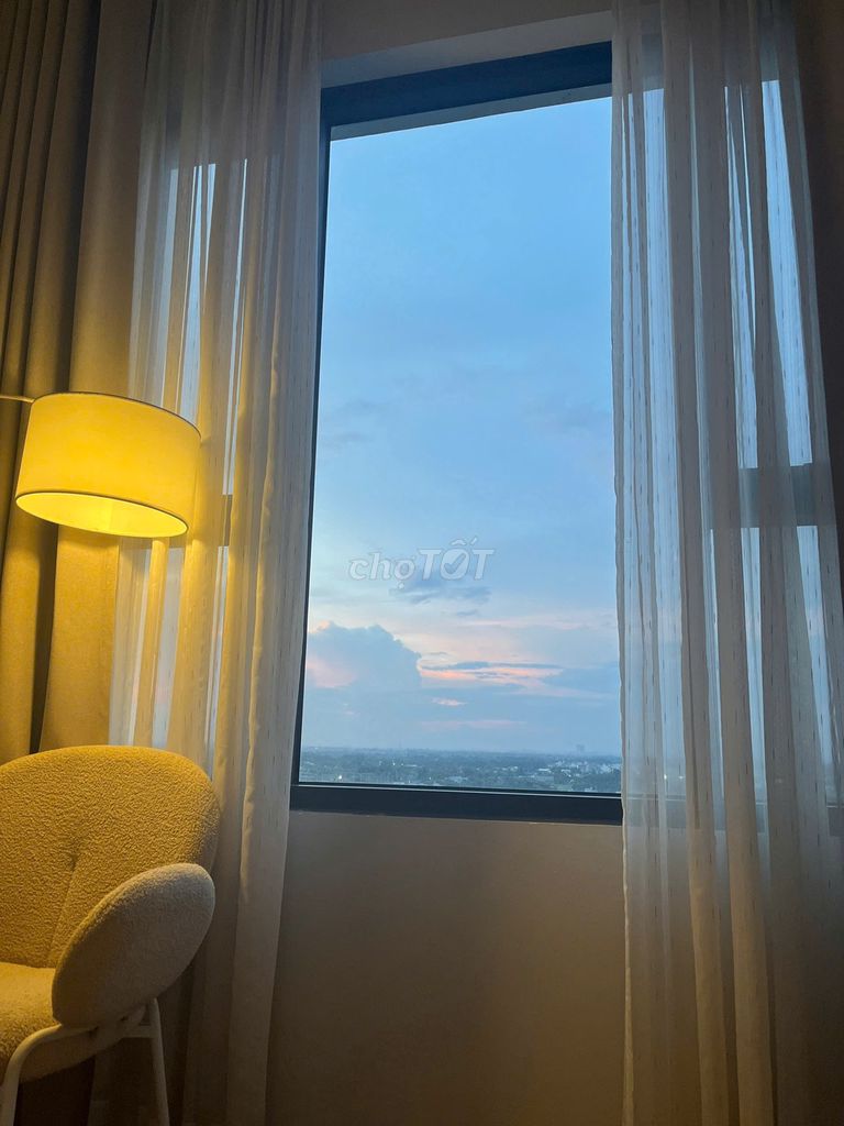 Get me the beautiful two bedrooms. One toilet. Ten million view pool.