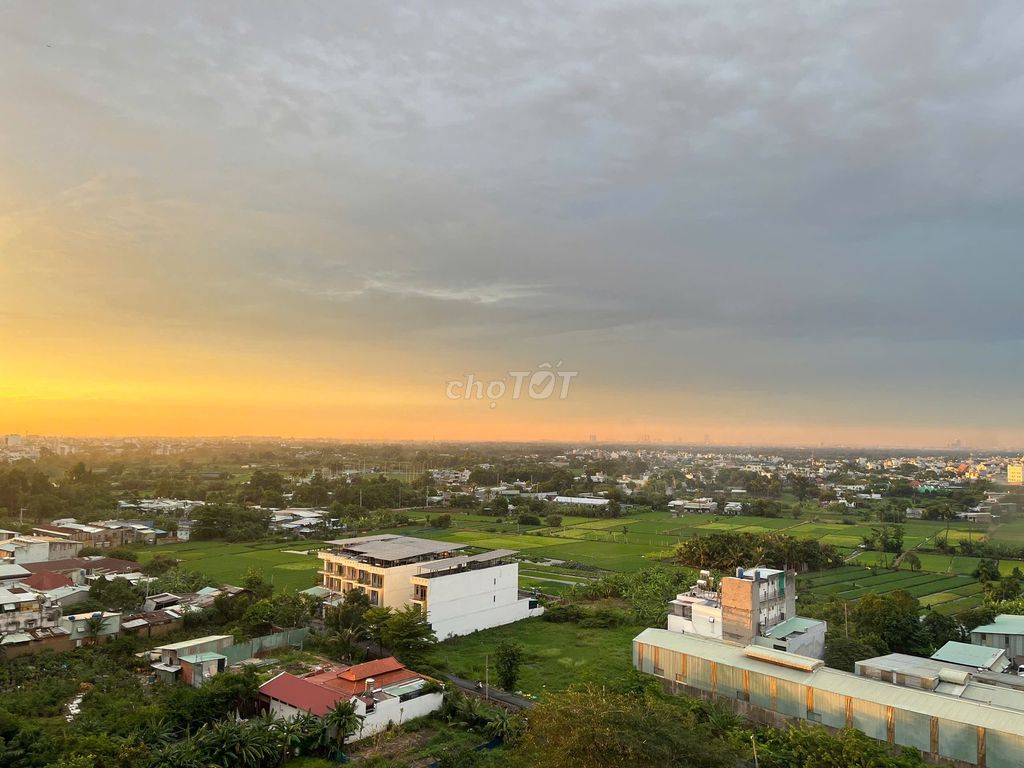 Get me the beautiful two bedrooms. One toilet. Ten million view pool.