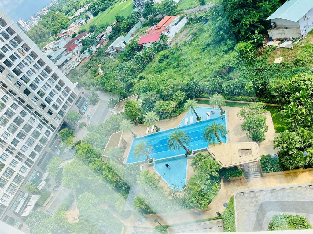 Get me the beautiful two bedrooms. One toilet. Ten million view pool.
