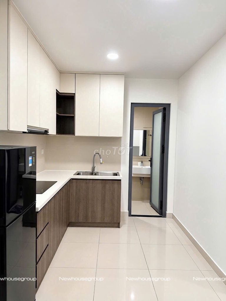 7th District Boulevard rents a bedroom. A nice high-rise bathroom.
