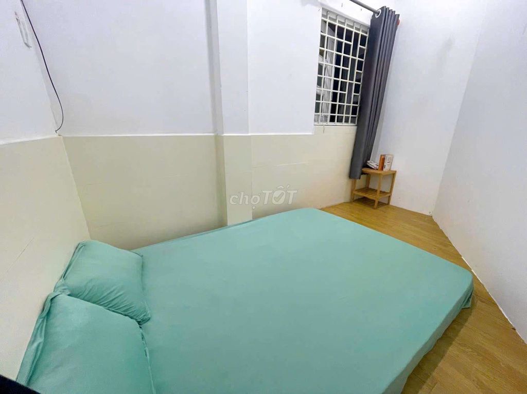 Two balcony bedrooms near the Homemaker Bridge. Looks like free cars.