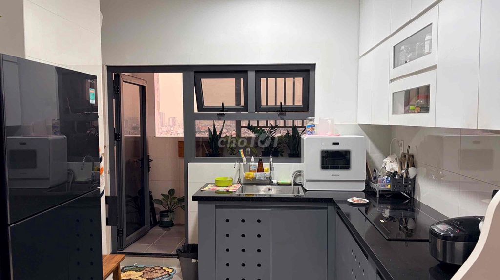 It's the owner who rents his two-foot bedrooms.