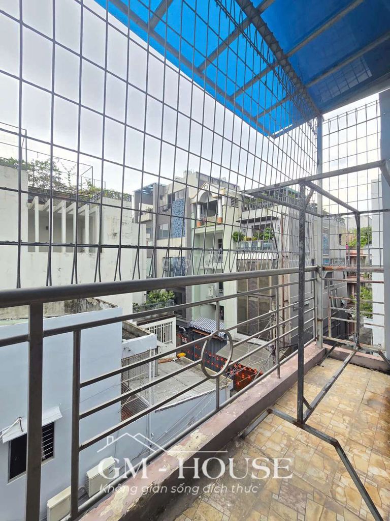 Rent the apartment 30 meters, balcony, private washing machine. Right here in D5.