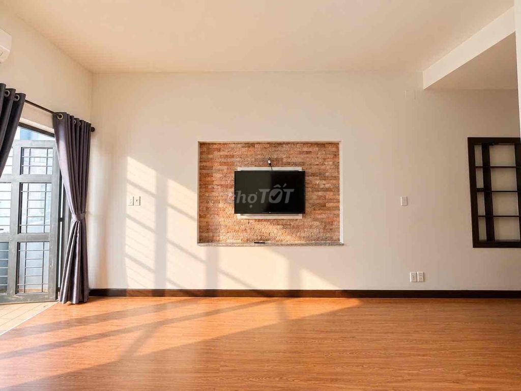 Hot opening of a mini apartment. A balcony bedroom. 55 M2 near the base of 4 green rows.