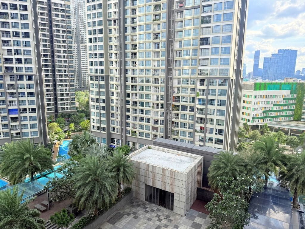 Rent landmark 81-- Full interior--view pool-- 25 million a month.
