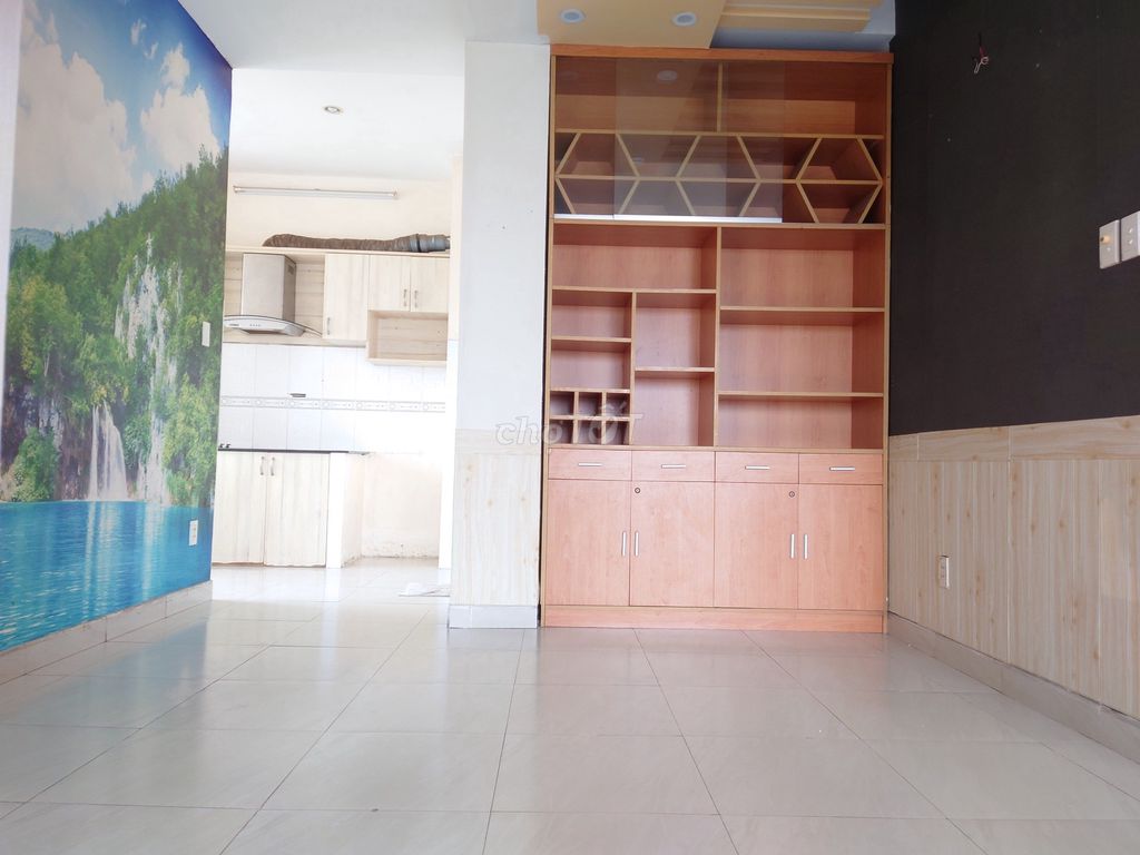 Renting his own apartment-- 40 M2. One full interior bedroom, 7.5 million.