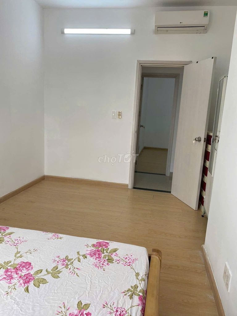 Rent the Melody building, 869 Âu Cơ- 3 p apartments for 14 million a month.