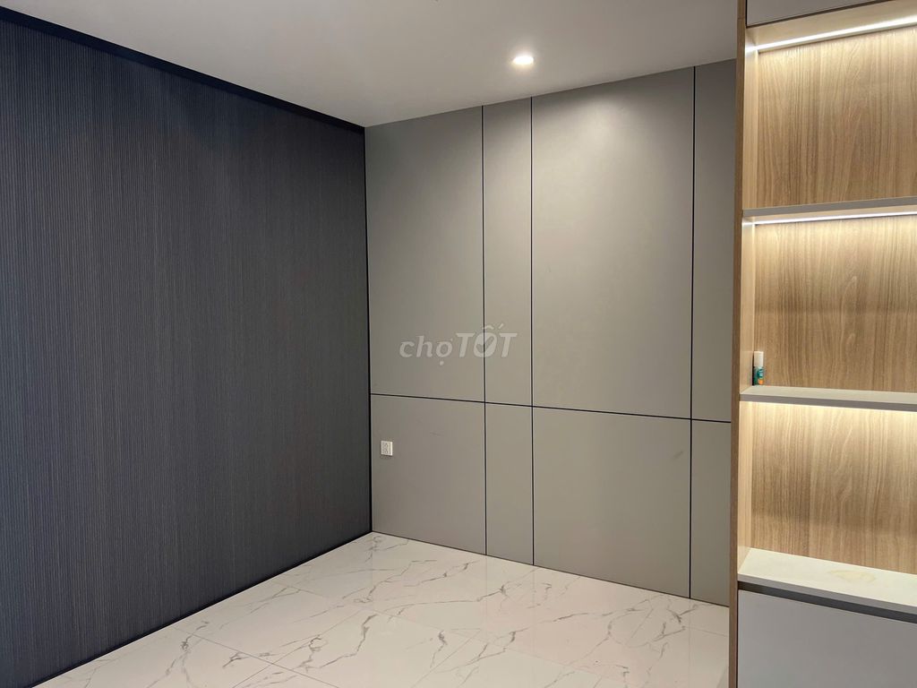 The owner rented Vin's entire studio 9 million/5 a month.