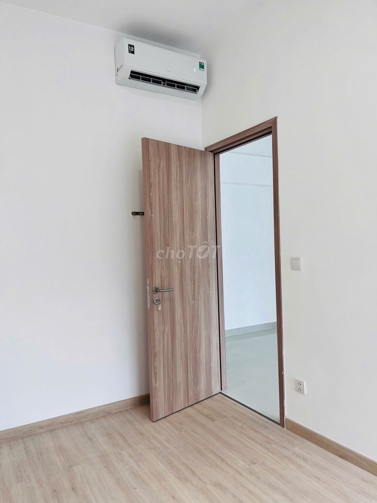 Renting Citi Soto a bedroom, a bathroom with a 6.5-million-dollar air-cold machine.
