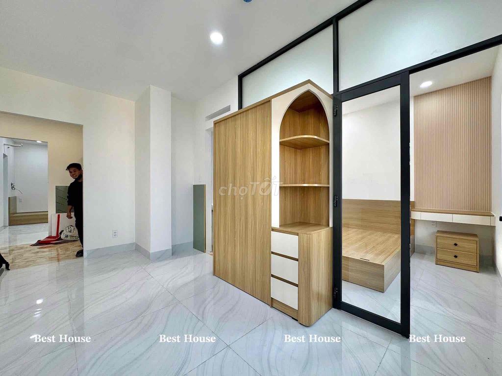 The service apartment. A new kitchen, elevator, security room in Sen.