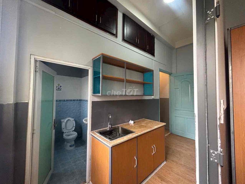 The apartment is full of sky windows in the sand and sand area.