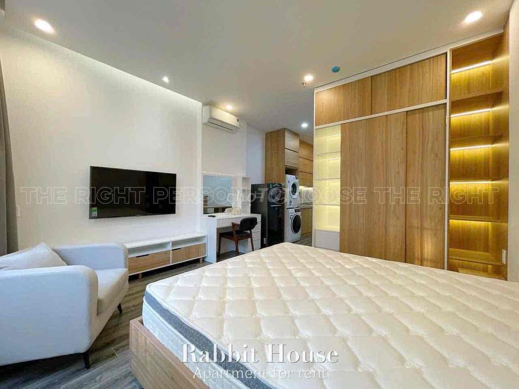 apartment 1 bedroom/ studio right next to dragon chain - bordering District 1