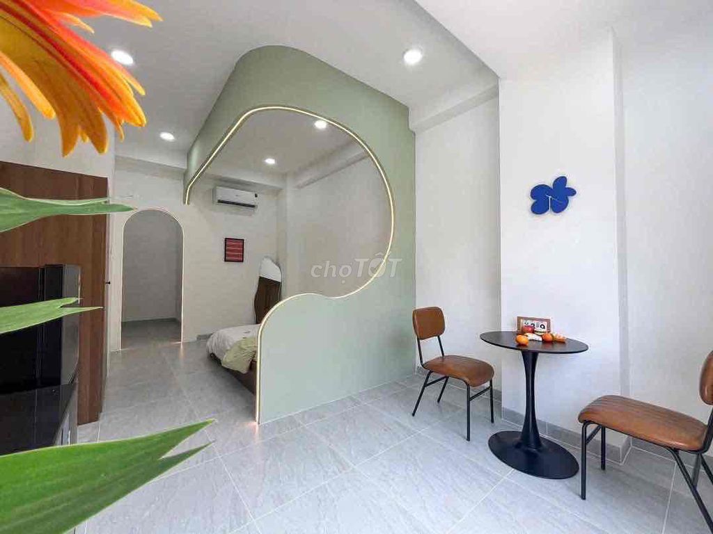 rents the studios to separate large windows - full interior - etown Cộng Hoà