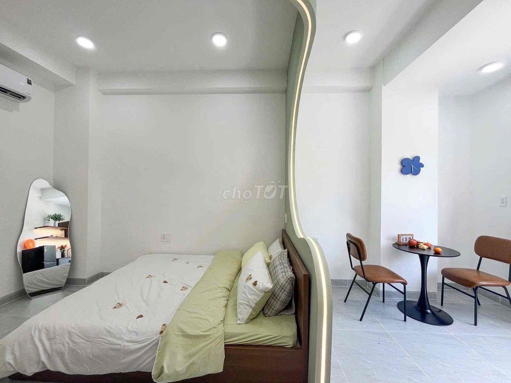 rents the studios to separate large windows - full interior - etown Cộng Hoà