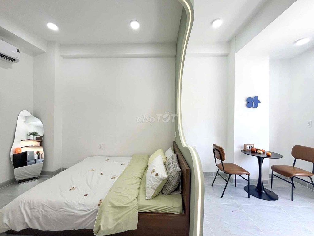 rents the studios to separate large windows - full interior - etown Cộng Hoà