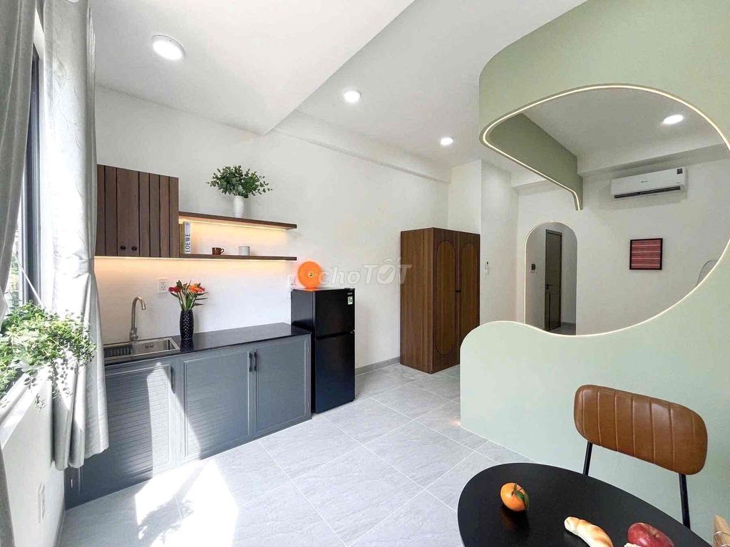 rents the studios to separate large windows - full interior - etown Cộng Hoà