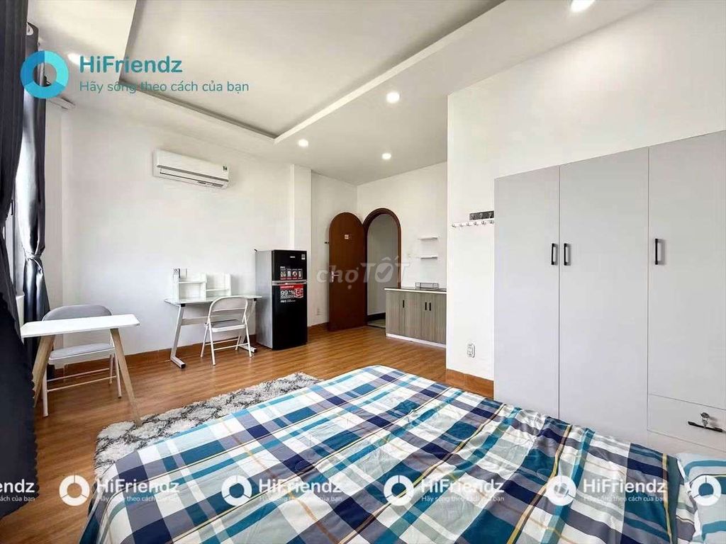 Rent a small window apartment - near a light bridge