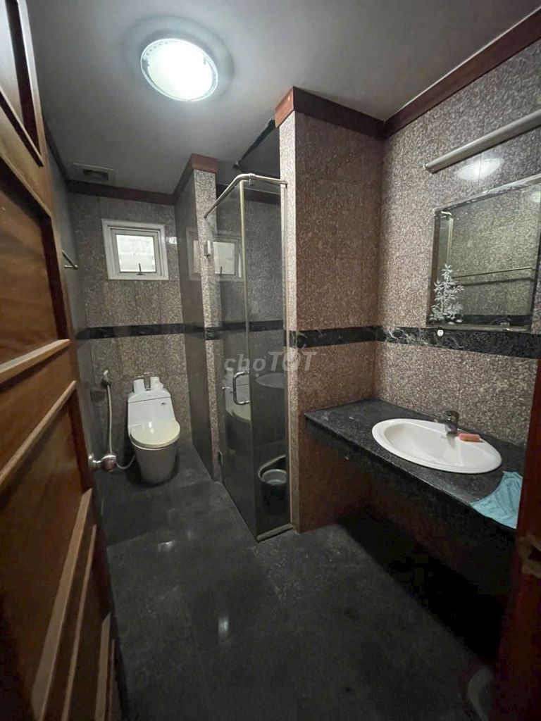Rent the big New Saigon suite on Nguyễn Hữu Thọ