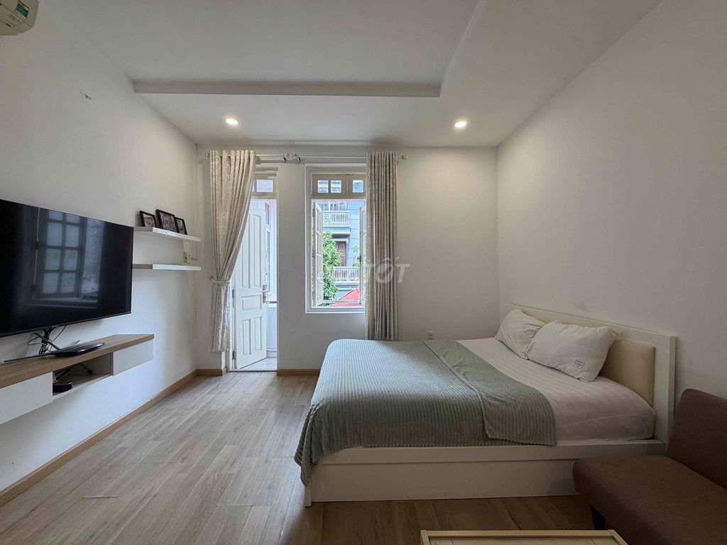 The kitchen apartment is empty. One bedroom. pet