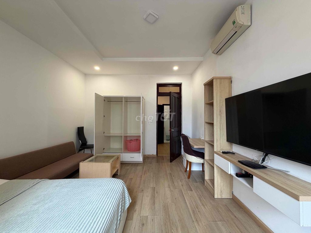 The kitchen apartment is empty. One bedroom. pet