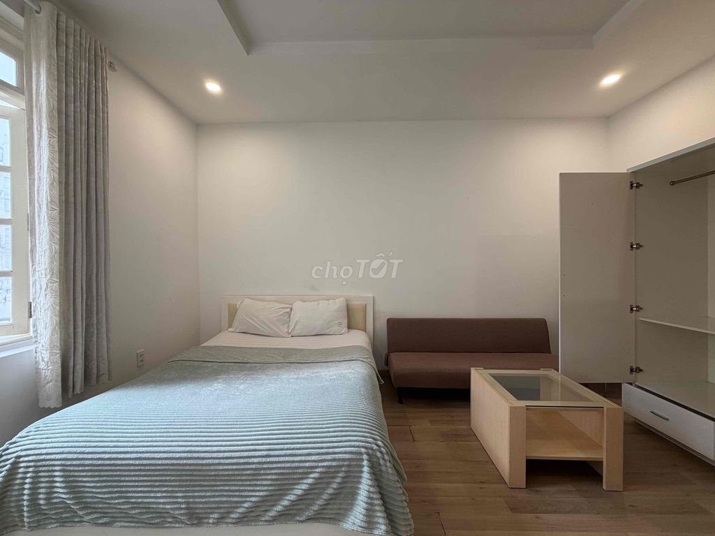 The kitchen apartment is empty. One bedroom. pet