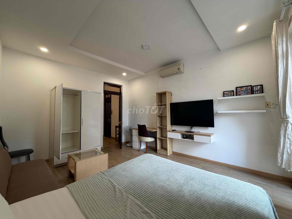 The kitchen apartment is empty. One bedroom. pet