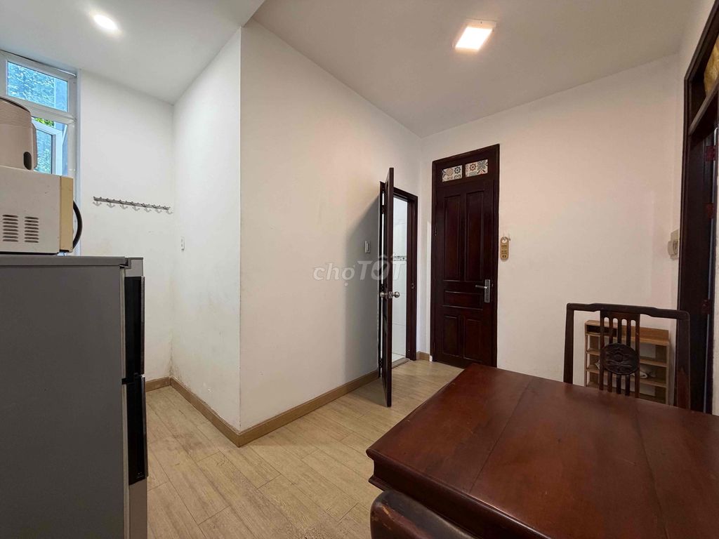 The kitchen apartment is empty. One bedroom. pet