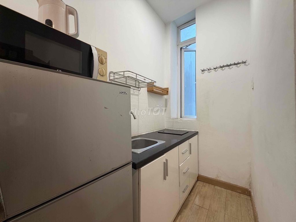 The kitchen apartment is empty. One bedroom. pet