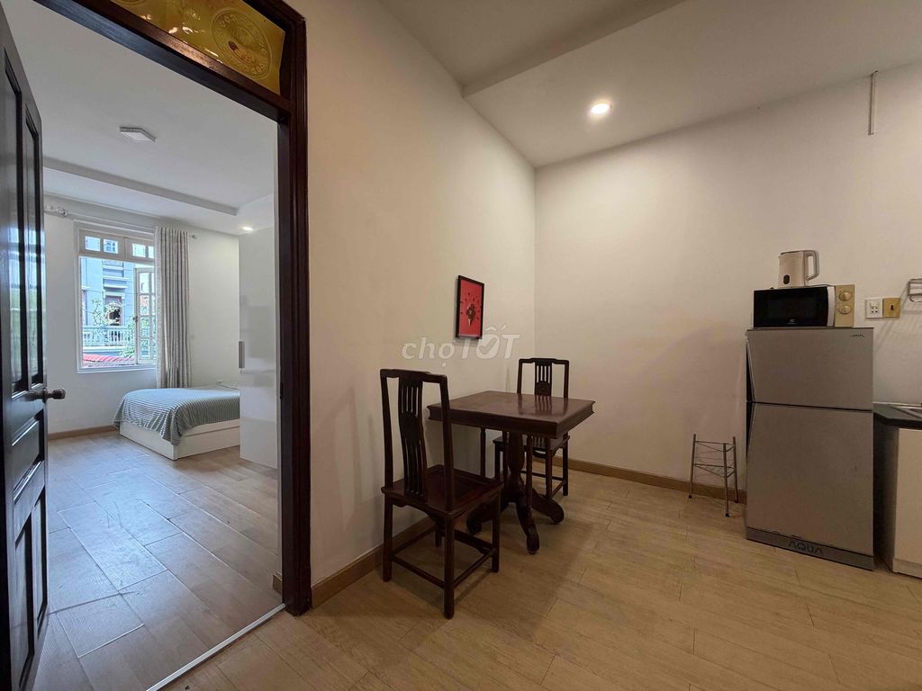The kitchen apartment is empty. One bedroom. pet