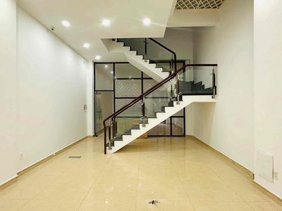 Renting cityland Street, a four-story vault. New Paint