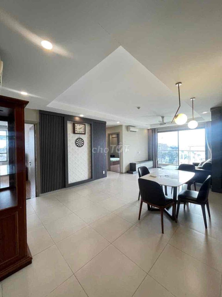Three bedrooms, 117 meters, full The Gold View interior.