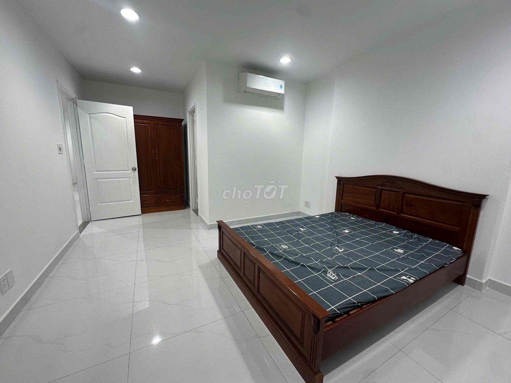 Let's rent the apartment view of the Wujini Avenue with suitcases right now