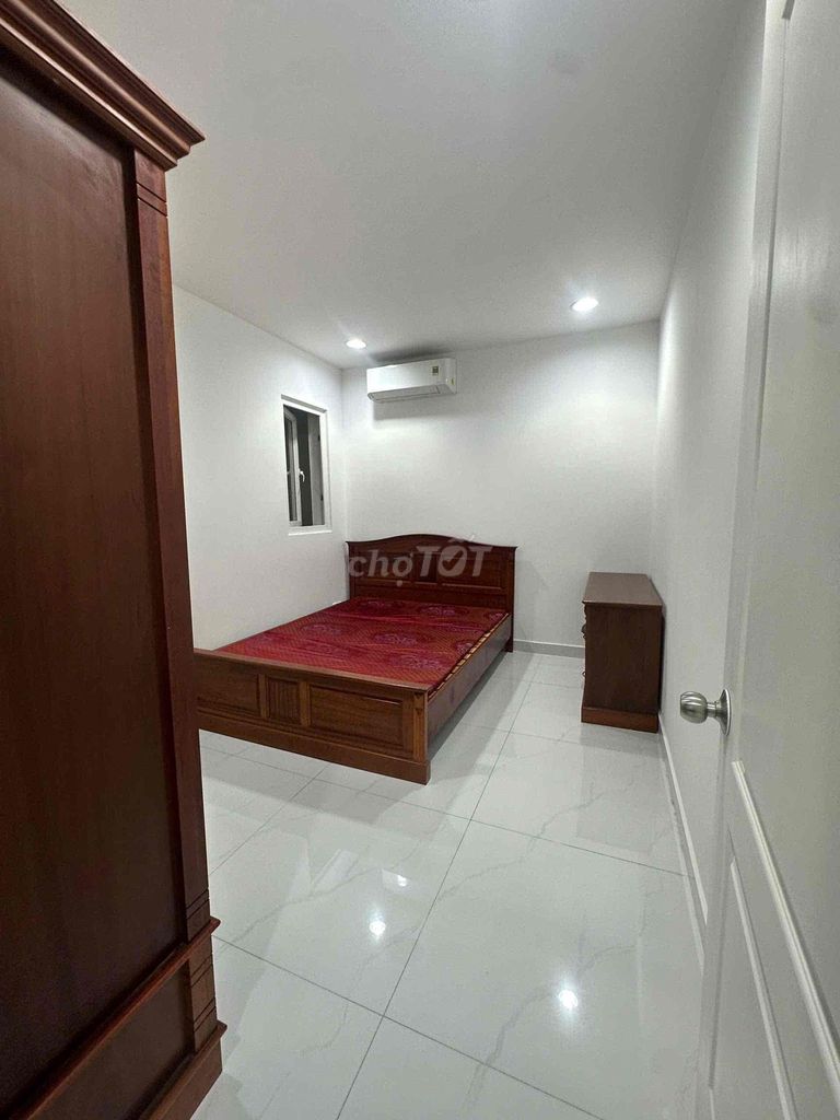 Let's rent the apartment view of the Wujini Avenue with suitcases right now