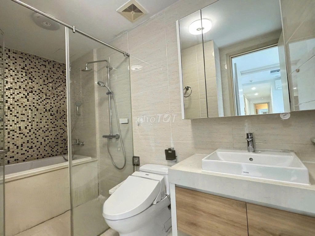 The New City City is three bedrooms. The interior view, the swimming pool.