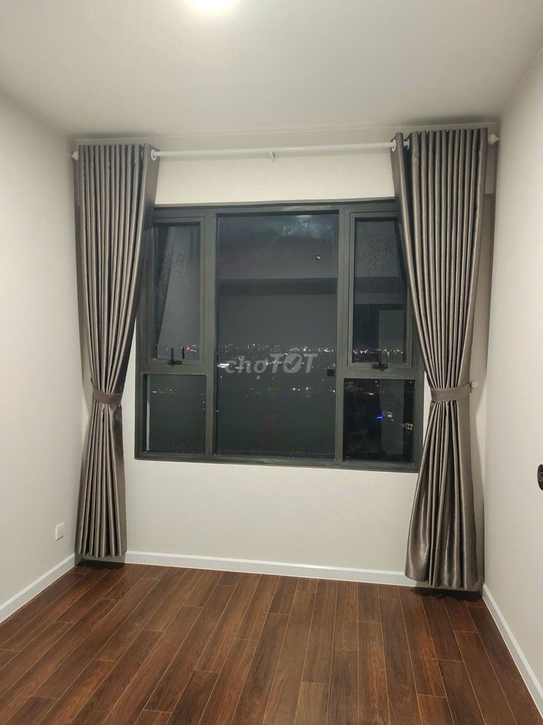 Rent two bedrooms. Two toilets. Two air-cold machines. 8.5 million washing machines.