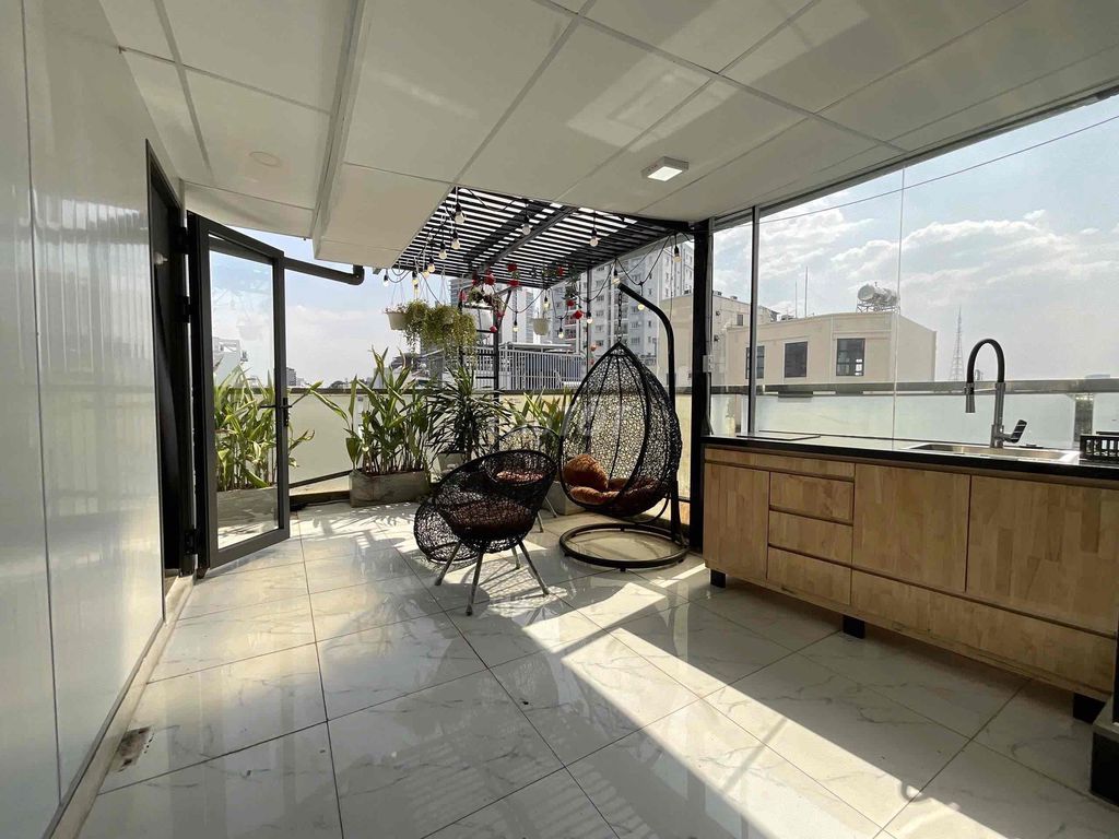 1 bedroom - super wide balcony - elevator in the heart of District 1