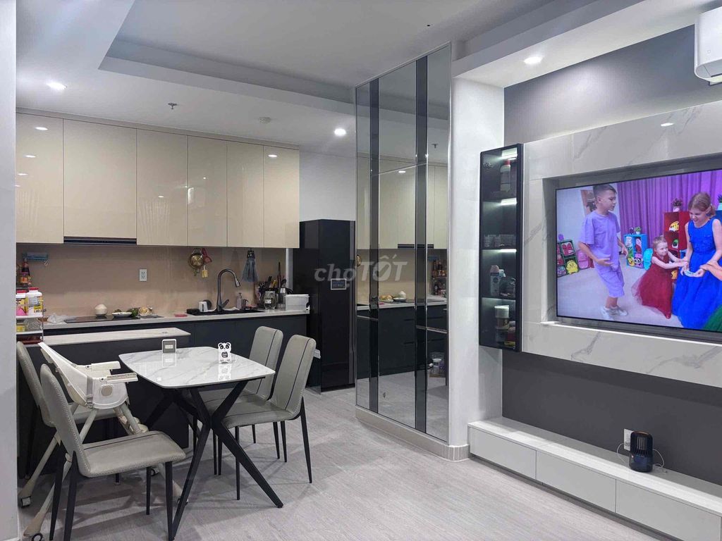 Rent a three-foot bedroom with a nice full interior of the 7th District center in place.